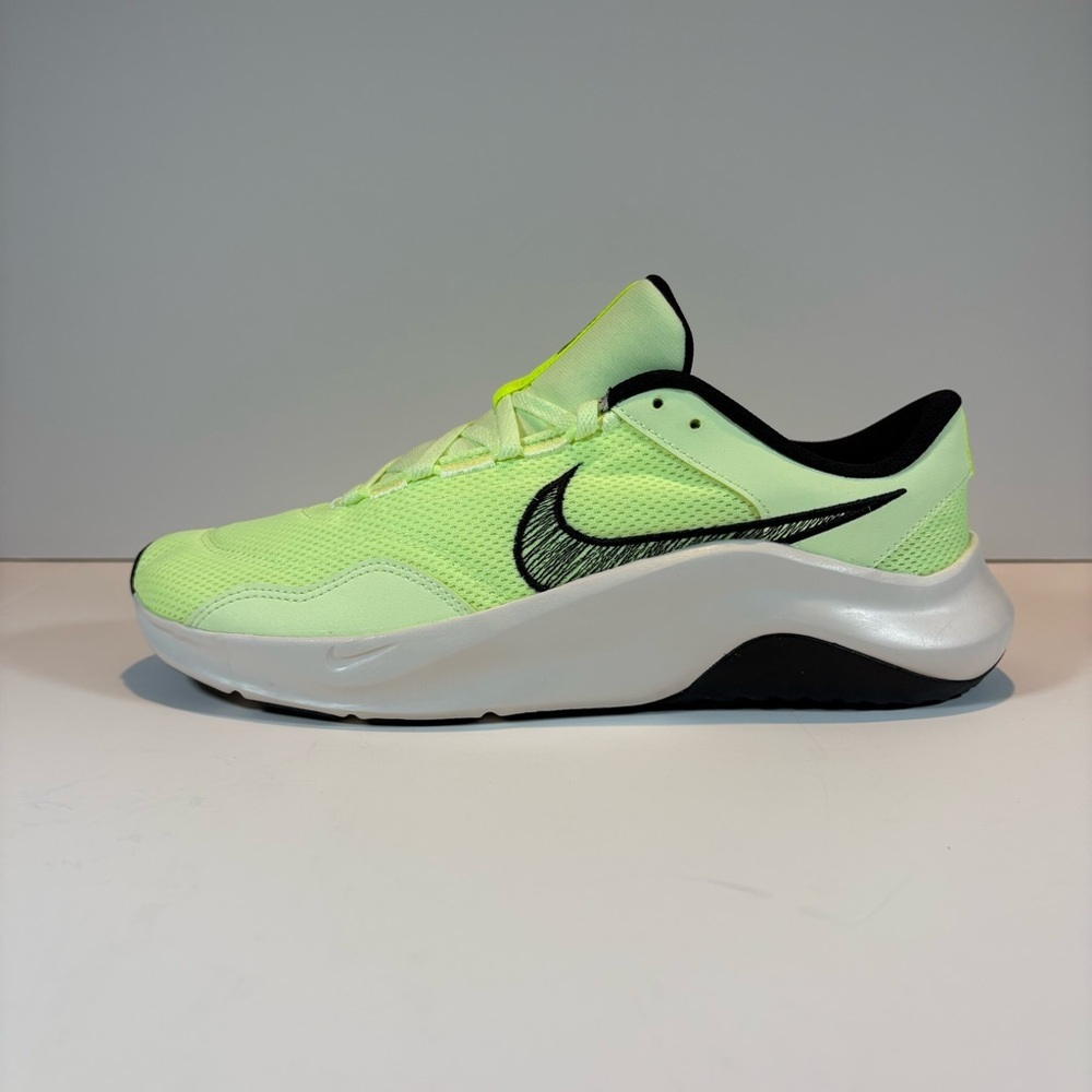 Men’s Nike Legend Essential 3 Next Nature Shoes Size 11 New In Box - Picture 2 of 6